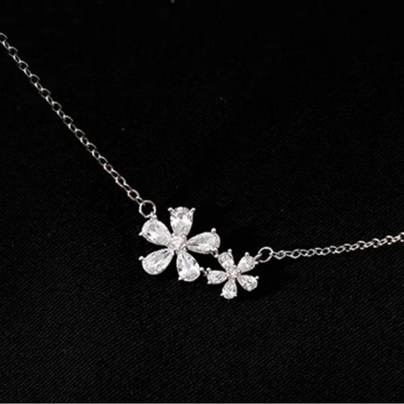 🆕 Silver | Crystal Flower Necklace | NWT - Picture 5 of 5